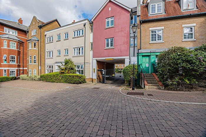 2 Bedroom Flat For Sale In Roche Close, Rochford, SS4