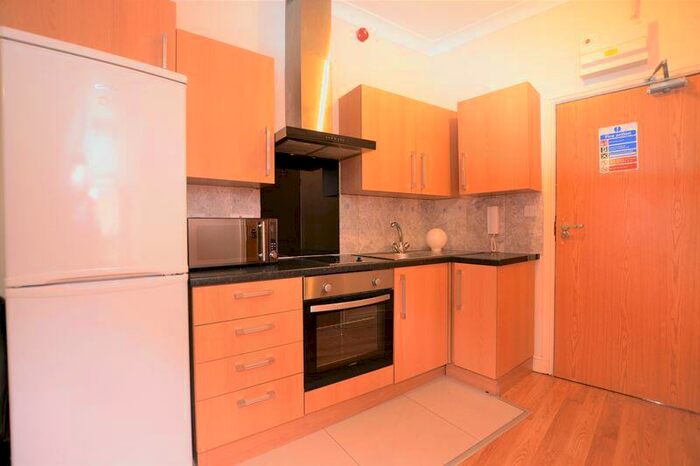 Flat To Rent In High Street, Slough, SL1