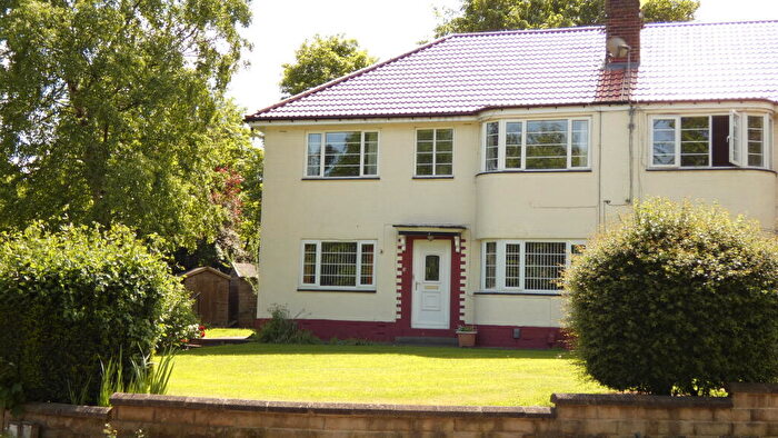 2 Bedroom Flat For Sale In Sandringham Drive, Leeds, LS17