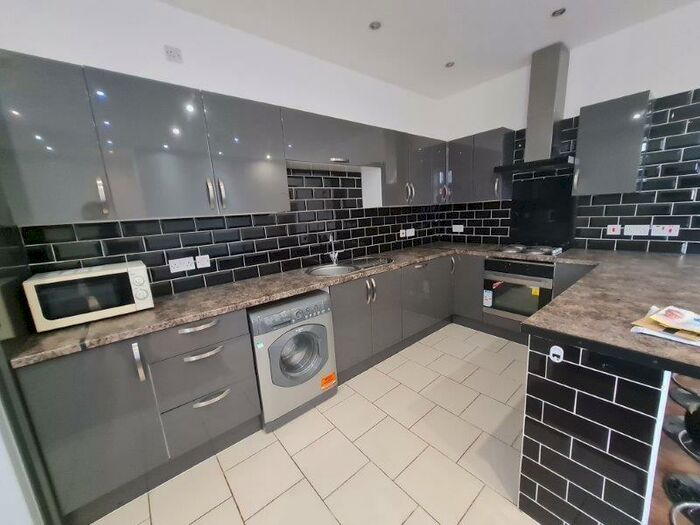 4 Bedroom Flat To Rent In Wilmslow Road, Manchester, Greater Manchester, M14