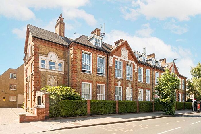 2 Bedroom Flat To Rent In Garratt Lane, Earlsfield, SW18