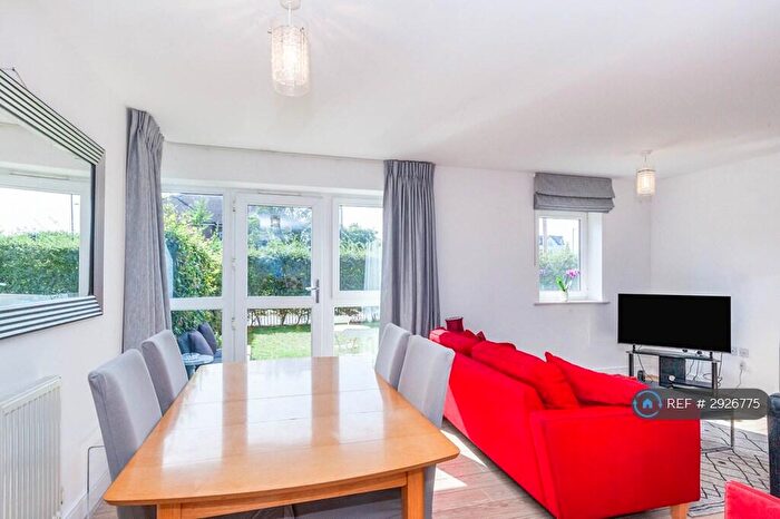 2 Bedroom Flat To Rent In Pavilions, Windsor, SL4