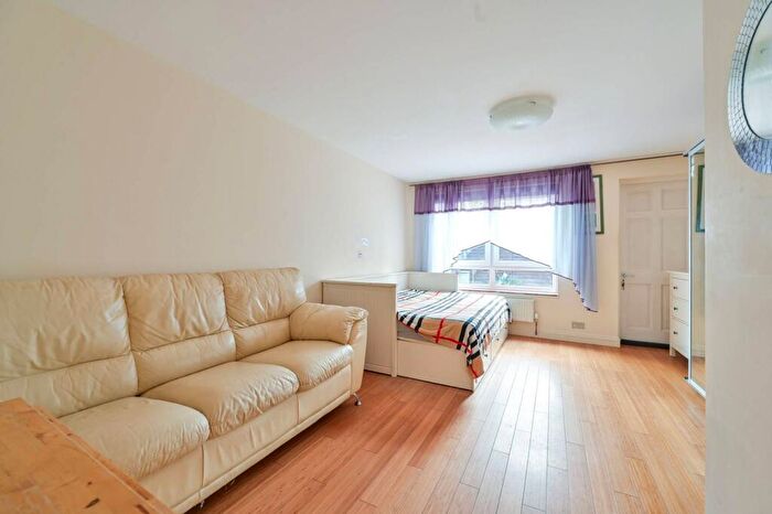2 Bedroom Flat To Rent In Chatham Street, Elephant And Castle, London, SE17