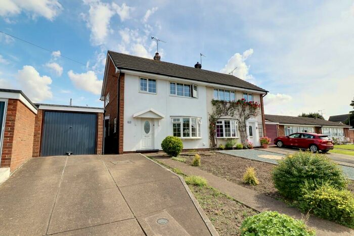 3 Bedroom Semi-Detached House For Sale In St Andrews Place, Bonby, DN20