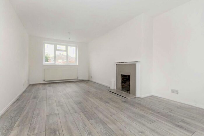 2 Bedroom Property To Rent In Kent Way, Tolworth, Surbiton, KT6