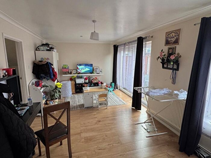 3 Bedroom End Of Terrace House For Sale In Earls Close, Bletchley, Milton Keynes, MK2 - Photo 2