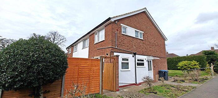 2 Bedroom Flat To Rent In Bramley Close, Oakwood, N14