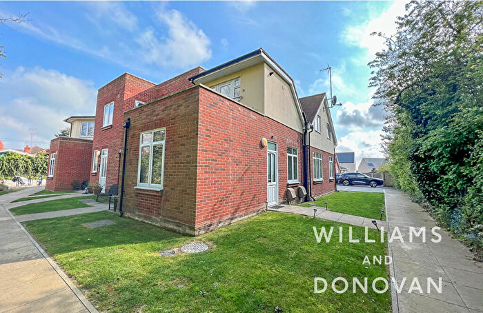 2 Bedroom Flat For Sale In Rocheway, Rochford, SS4