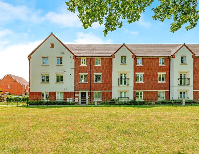 2 Bedroom Apartment For Sale In Daffodil Crescent, Crawley, RH10