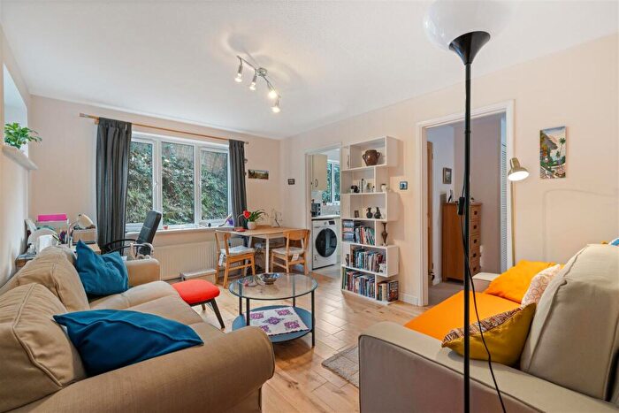 1 Bedroom Flat For Sale In Lion Lane, Haslemere, GU27