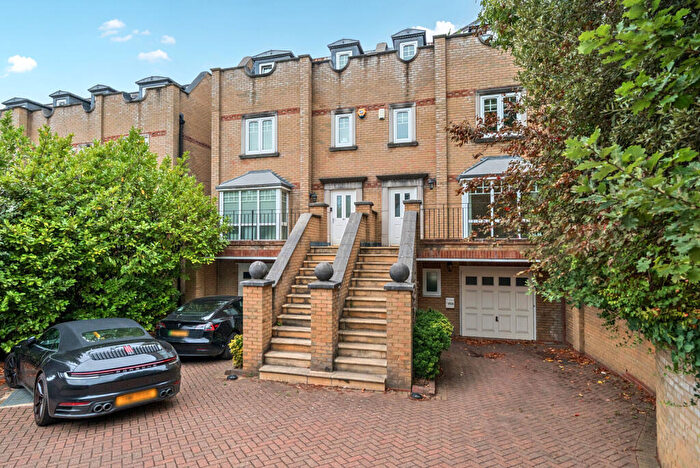 6 Bedroom Semi-Detached House For Sale In Kingston Hill, Kingston Upon Thames, KT2