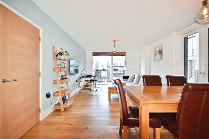 2 Bedroom Flat For Sale In Commerce Road, Brentford, TW8