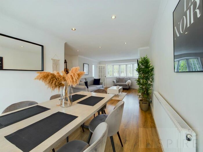 3 Bedroom End Of Terrace House For Sale In Lyndhurst Close, Crawley, RH11