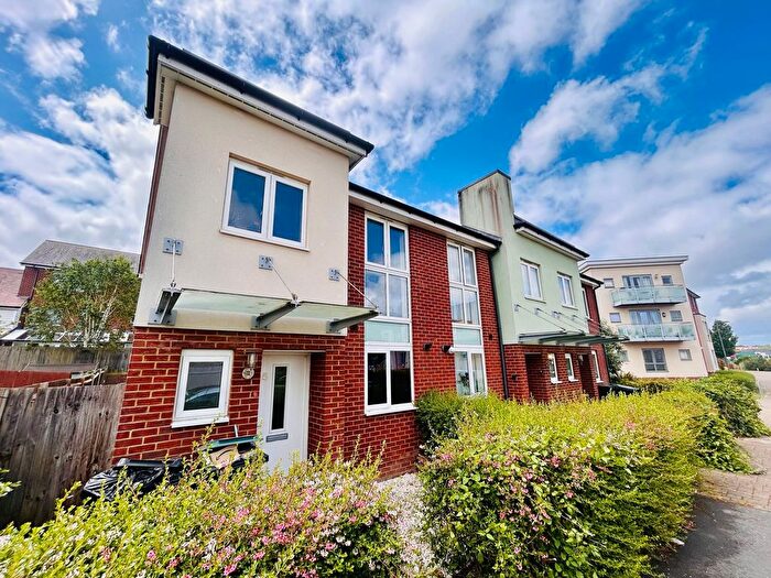 3 Bedroom End Terrace House For Sale In Darwin Rise, Northfleet, DA11