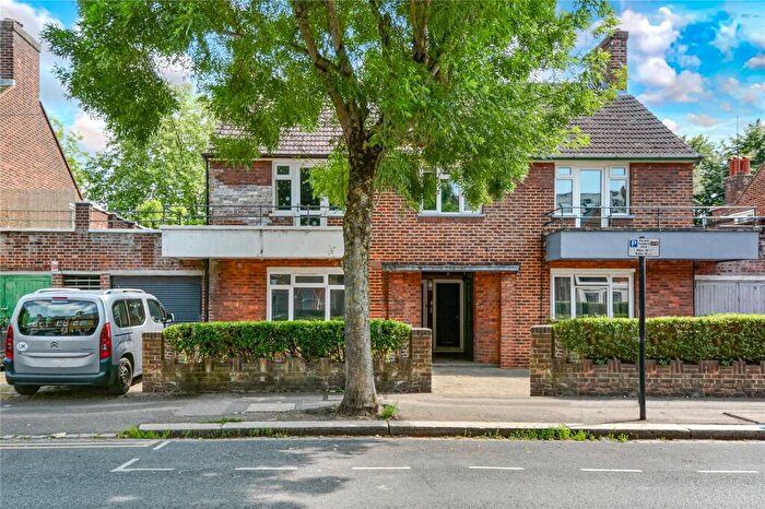 3 Bedroom Flat To Rent In Brettenham Road, Walthamstow, London, E17