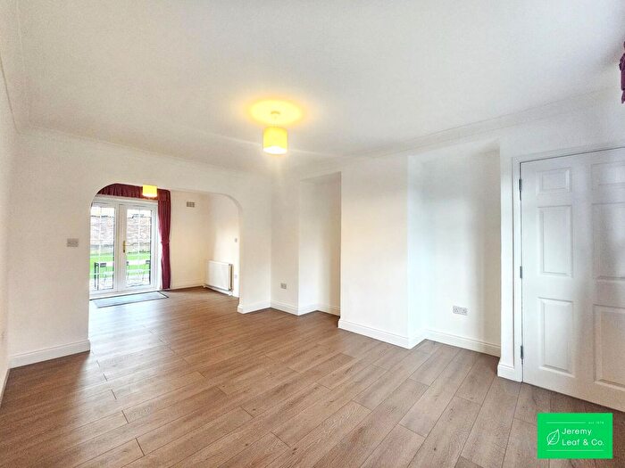 3 Bedroom Semi-detached House To Rent In George Crescent, London, N10