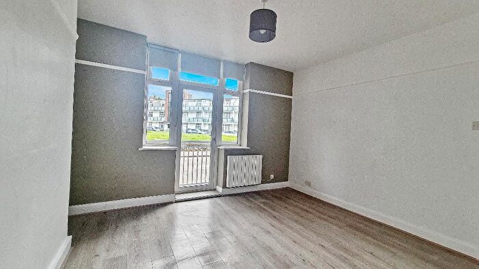 2 Bedroom Flat To Rent In Angel Close, Edmonton, London, Uk, N18