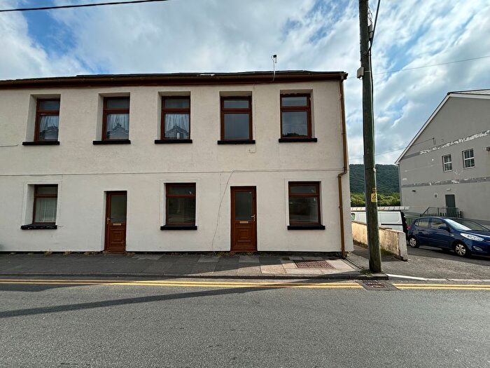 2 Bedroom Flat To Rent In John Street, Abercwmboi, CF44