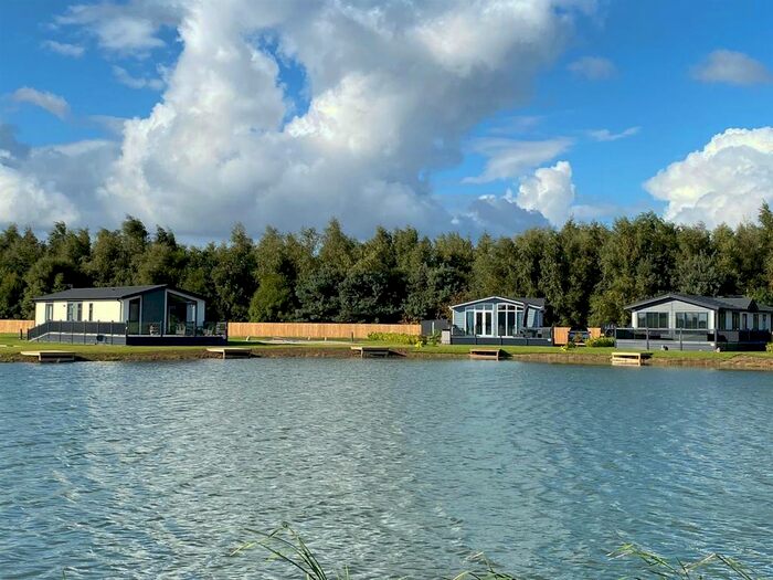 2 Bedroom Mobile/park Home For Sale In Lakeside (Phase ), Gateforth Park, Selby, YO8