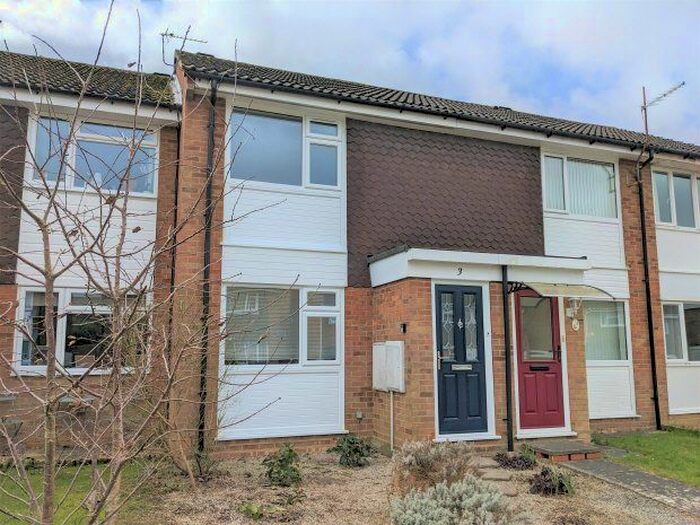 2 Bedroom Property To Rent In Barnsnap Close, Horsham, RH12