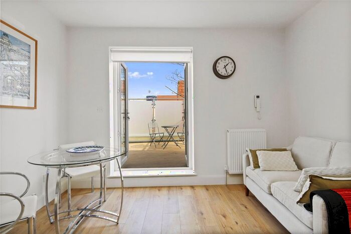 1 Bedroom Flat To Rent In Collingbourne Road, London, W12