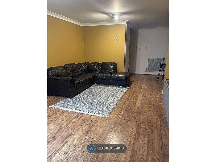 2 Bedroom Maisonette To Rent In Hedingham Close, London, N1