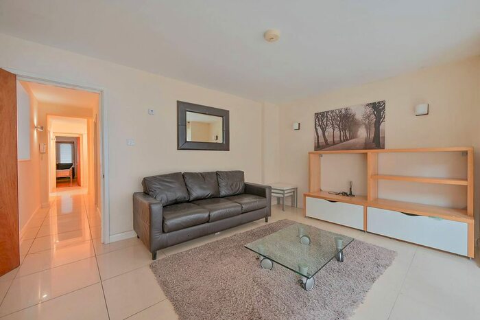 3 Bedroom Flat To Rent In Stanlake Road, Shepherd's Bush, London, W12