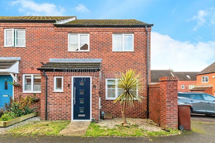 3 Bedroom End Terrace House For Sale In Murray Close, Nottingham, NG5