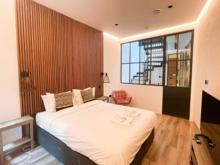 1 Bedroom Mews To Rent In Lexham Gardens Mews, W8