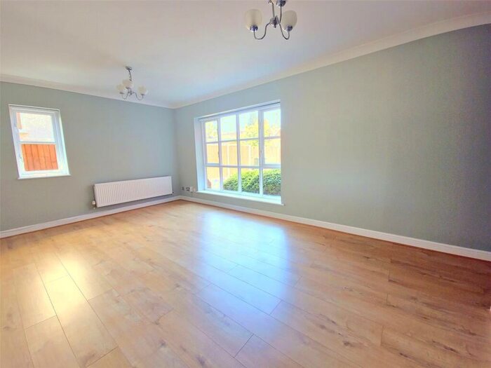 2 Bedroom Apartment To Rent In Deyncourt Gardens, Upminster, RM14