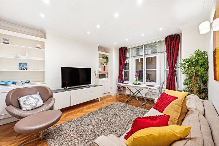 2 Bedroom Flat To Rent In Cavendish Buildings, Gilbert Street, W1K