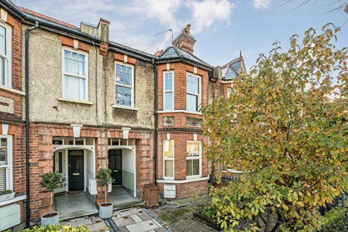 3 Bedroom Maisonette For Sale In Villiers Road, Kingston Upon Thames, KT1