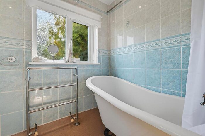 3 Bedroom End Of Terrace House For Sale In Elmhurst Road, Enfield, EN3