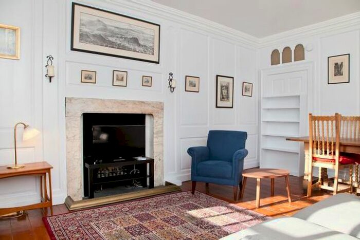 2 Bedroom Flat To Rent In Advocates Close, Edinburgh, EH1