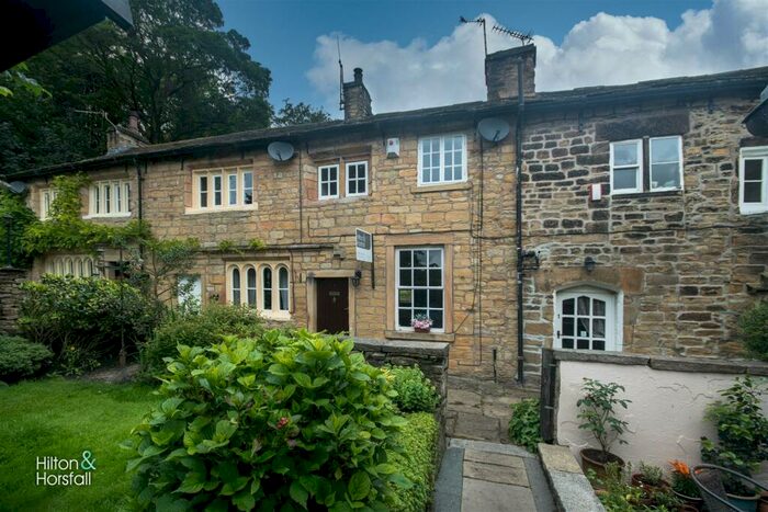 2 Bedroom Cottage To Rent In Holt Square, Barrowford, Lancashire, BB9