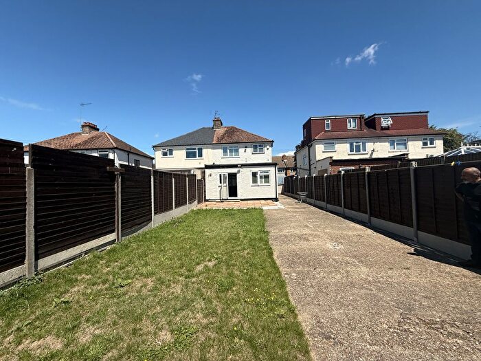 4 Bedroom Semi-Detached House To Rent In Harlington, UB3