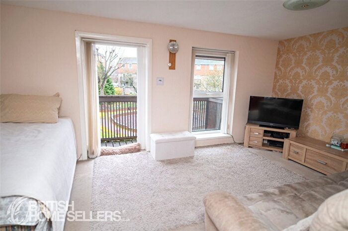 3 Bedroom Flat For Sale In Pluto Close, Leicester, Leicestershire, LE2