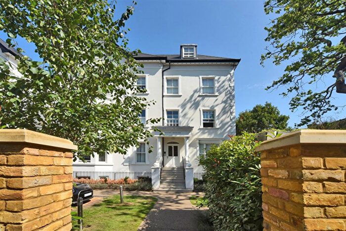 1 Bedroom Flat For Sale In Oak Hill Road, Surbiton, KT6