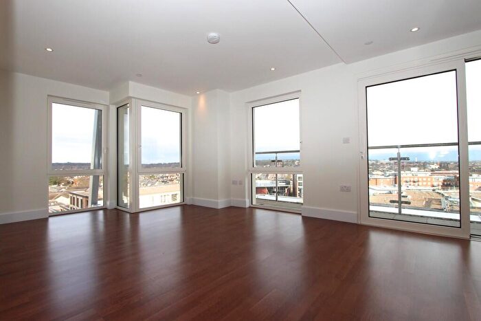2 Bedroom Apartment To Rent In Kingston Riverside, KT2