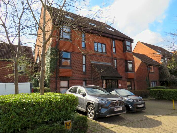 Studio To Rent In Turnpike Lane, Sutton, SM1