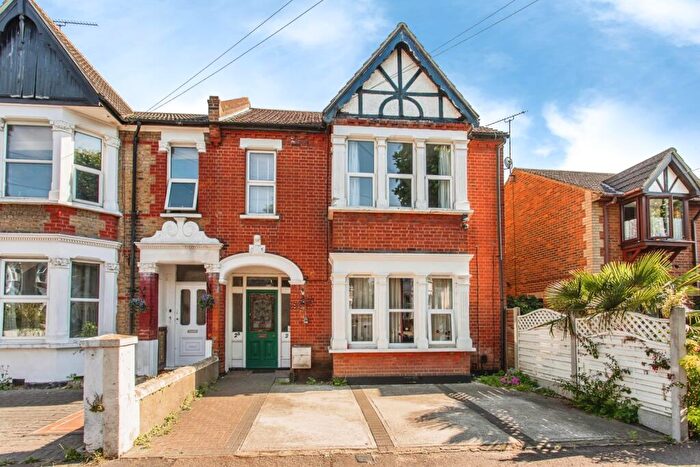 3 Bedroom Flat For Sale In Kilworth Avenue, Southend-on-Sea, Essex, SS1