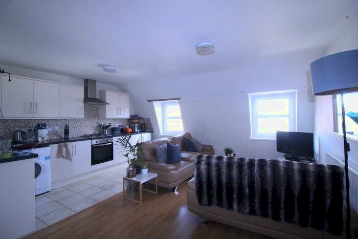 3 Bedroom Flat To Rent In Bethnal Green Road, Bethnal Green, E2