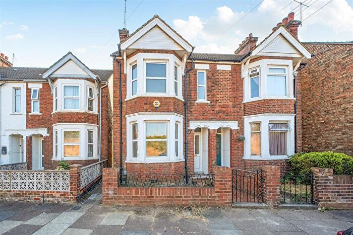 3 Bedroom Semi-Detached House For Sale In Hardwick Road, Bedford, MK42