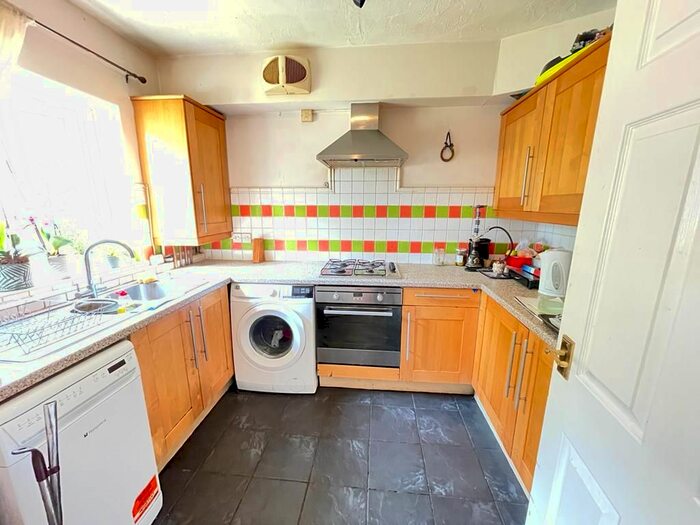 2 Bedroom Flat To Rent In Wren Drive, London, UB7