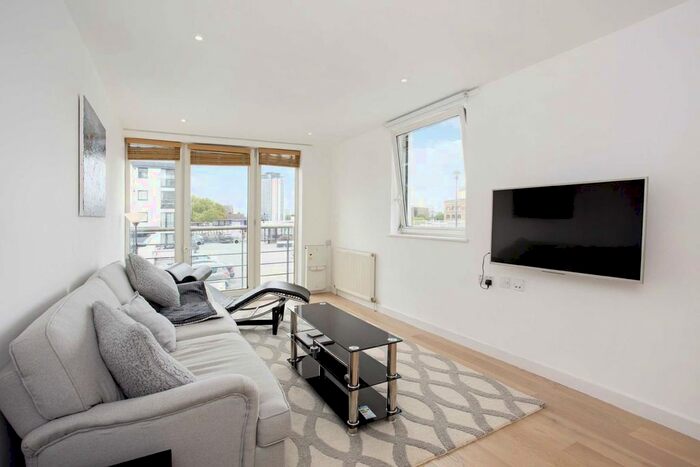 3 Bedroom Flat To Rent In Warwick Road, London, W14
