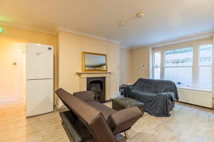 3 Bedroom Maisonette To Rent In High Street, Hornsey, London, N8