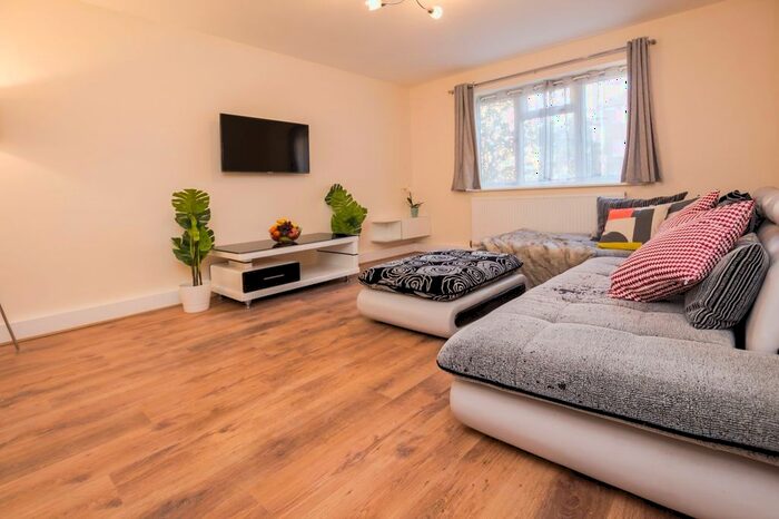 2 Bedroom Flat To Rent In Avenue Road, London, W3