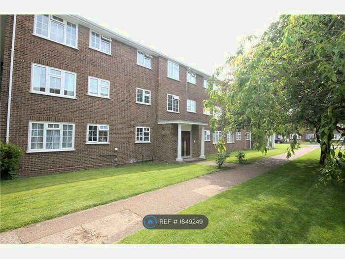 3 Bedroom Flat To Rent In Kingfisher Drive, Staines-Upon-Thames, TW18