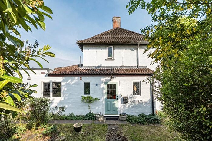 3 Bedroom Semi Detached House For Sale In Chestnut Crescent, Aylesbury, HP21