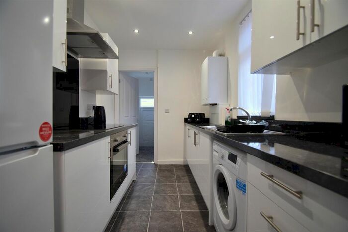 3 Bedroom Flat To Rent In Rothbury Terrace, Heaton, Newcastle Upon Tyne NE6